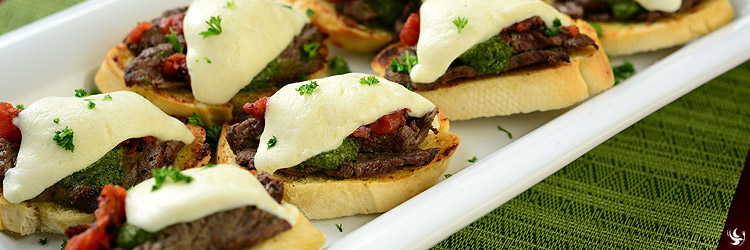 steak-caprese-crostini-appetizer-750x250