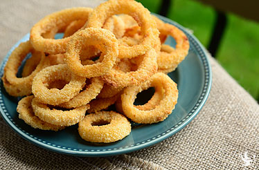 ONION RINGS WITH ZESTY DIPPING SAUCE